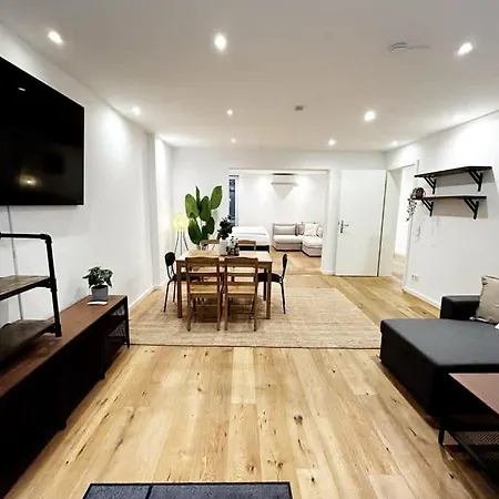 Spacious Apartment For 12 In Hamburg